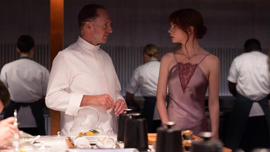 Ralpf Fiennes e Anya Taylor-Joy em "O Menu" - Searchlighe