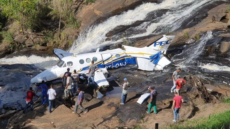 Avião que levava a cantora Marília Mendonça após cair em Minas Gerais em 2021