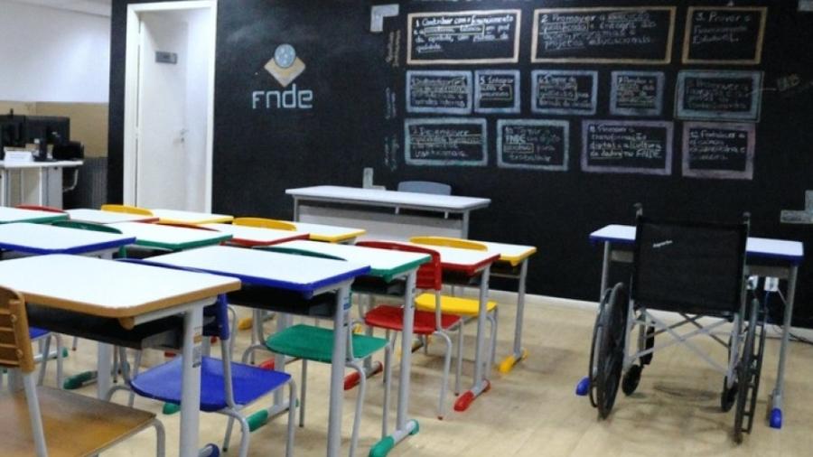 Carteiras escolares no padrão exigido pelo FNDE
