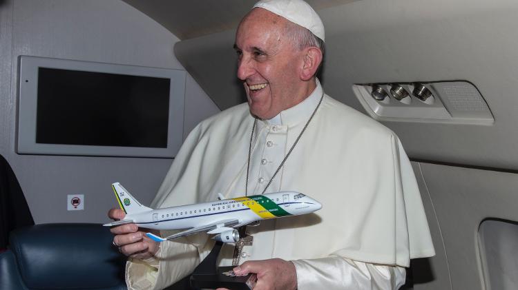 Papa Francisco recebe maquete do VC-2, um Embraer 190, durante voo para a Jornada Mundial da Juventude em 2013