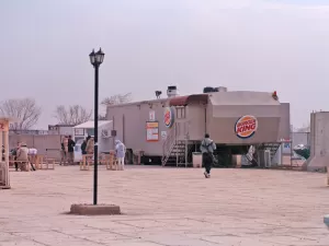 Lanches e guerra: por que os EUA tinham Burger King em bases no Iraque?