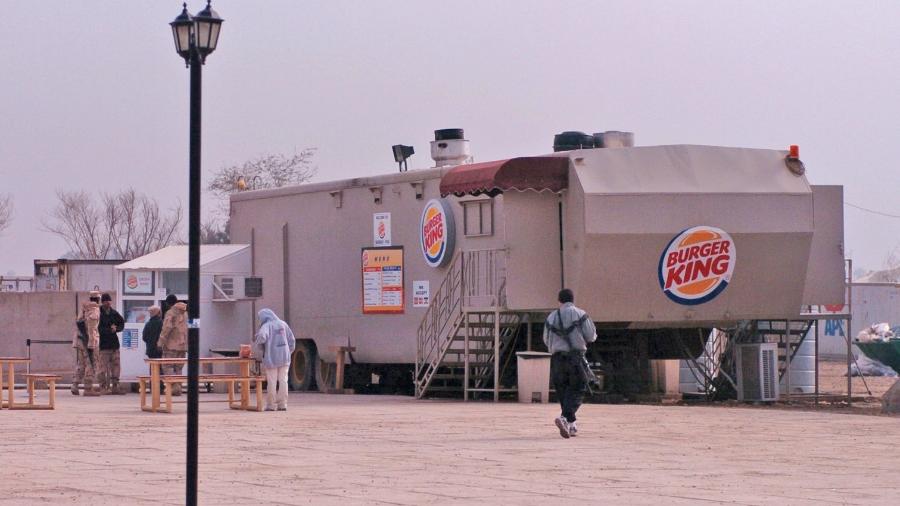 Loja do Burger King no Campo Victory, em Bagdá (Iraque) durante a invasão dos EUA ao país do Oriente Médio