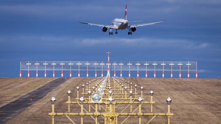 Algumas empresas aéreas proíbem o transporte de coco seco em seus aviões, mais especificamente, a copra