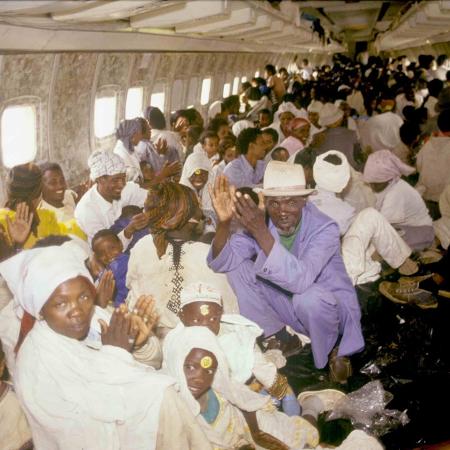 Judeus etíopes a bordo de avião durante voo de repatriação na Operação Salomão