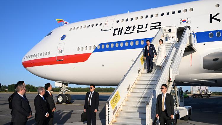 Yoon Suk-yeol, presidente sul-coreano, desembarca de um Boeing 747 usado para o transporte de autoridades