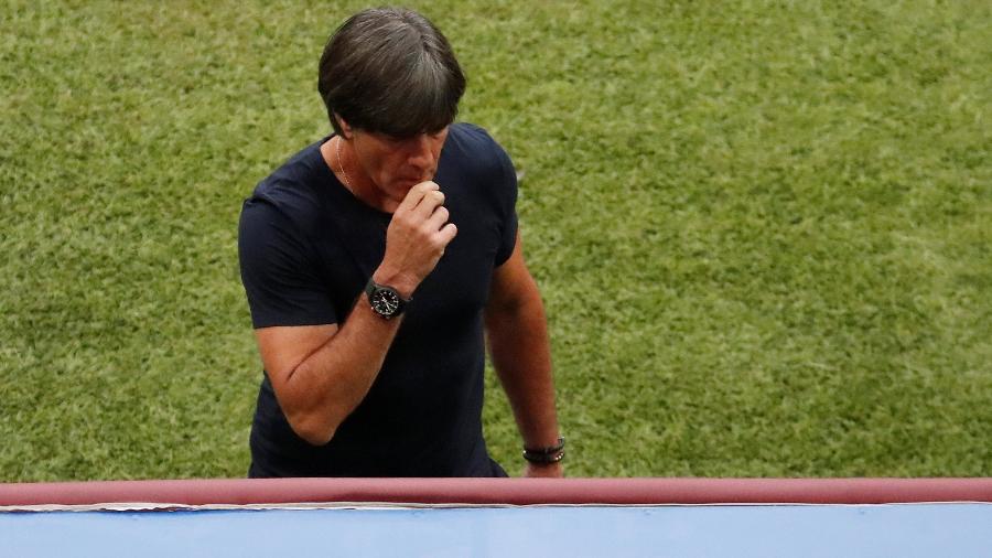 Técnico Joachim Low coloca o dedo no nariz em jogo contra o México - CHRISTIAN HARTMANN/Reuters