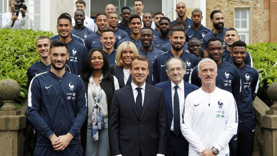 Presidente Emmanuel Macron e a primeira-dama Brigitte Macron (atrás de Macron na foto) estiveram na concentração do elenco da França - AFP