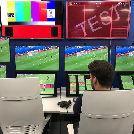 Sala do VAR da Copa do Mundo de 2018, em Moscou - Julio Gomes/UOL