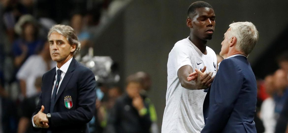 Pogba é cumprimentado pelo técnico Deschamps ao ser substituído na partida contra a Itália - REUTERS/Eric Gaillard