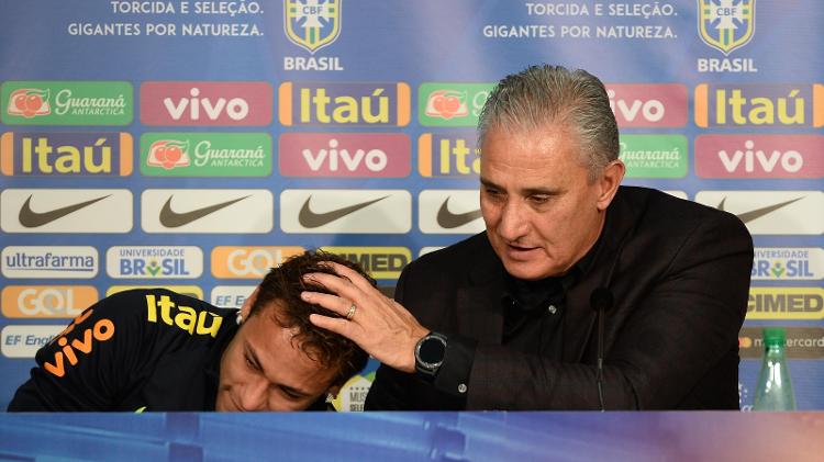 Tite consola Neymar durante coletiva emocionada do jogador, após a vitória do Brasil sobre o Japão - Pedro Martins/ MoWa Press - Pedro Martins/ MoWa Press