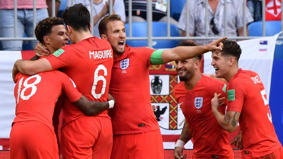 Harry Kane comemora gol com jogadores da Inglaterra - FABRICE COFFRINI/AFP