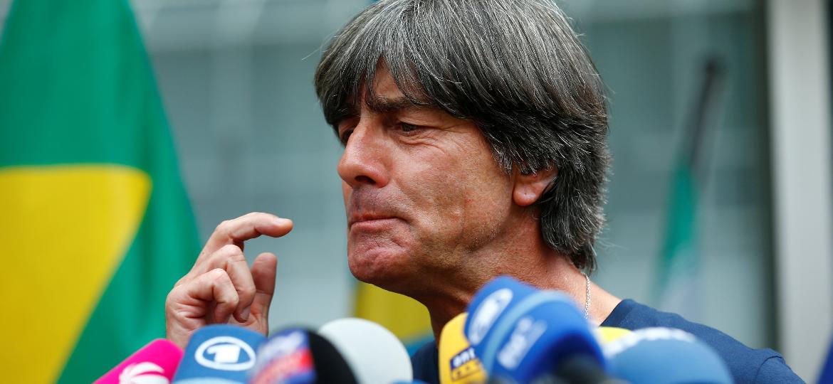 Joachim Low concede entrevista no retorno do elenco à Alemanha após eliminação na Copa - Reuters