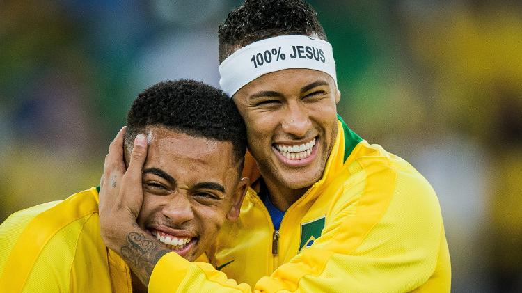 Gabriel Jesus e Neymar comemoram a conquista da medalha de ouro na Olimpíada de 2016 Gabriel Jesus e Neymar comemoram a conquista da medalha de ouro na Olimpíada de 2016