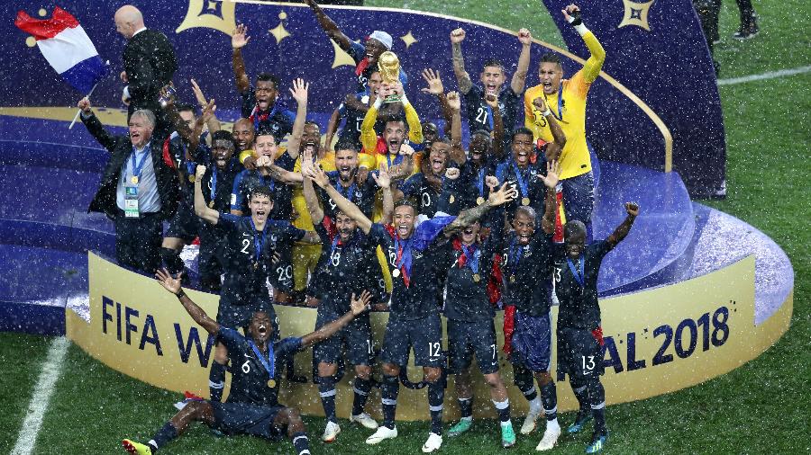 Jogadores da França levantam a taça pela conquista da Copa do Mundo de 2018, na Rússia - Catherine Ivill/Getty Images