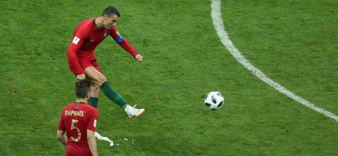 Cristiano Ronaldo marcou de falta, aos 44 minutos do segundo tempo, no empate entre Portugal e Espanha - Lucy Nicholson/Reuters