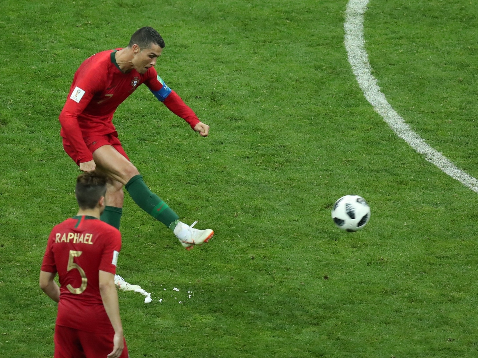 Cristiano Ronaldo se prepara para cobrança de falta contra a Espanha no  primeiro jogo da Copa do Mundo Rús…