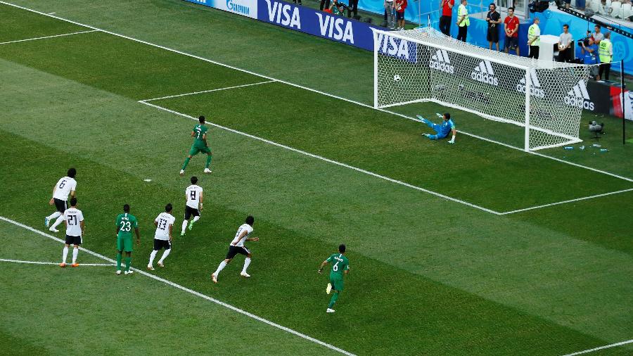 Saudita Salman Al Faraj faz gol de pênalti contra o Egito durante a Copa do Mundo da Rússia - REUTERS/Jason Cairnduff 
