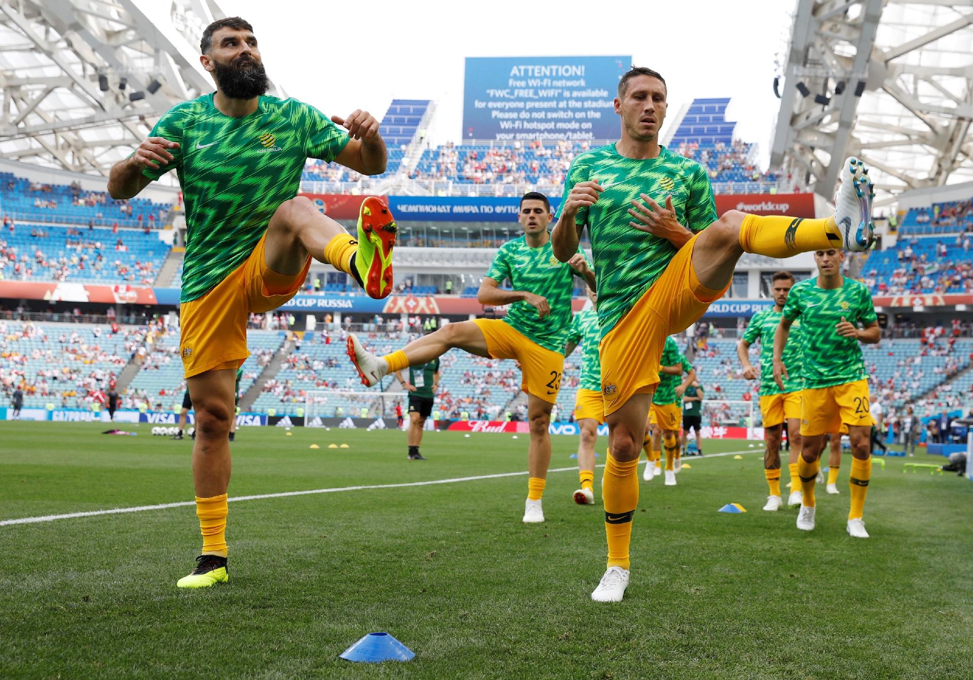 Mile Jedinak e Mark Milligan participam de aquecimento antes de enfrentar o Peru - Carlos Garcia Rawlins/Reuters