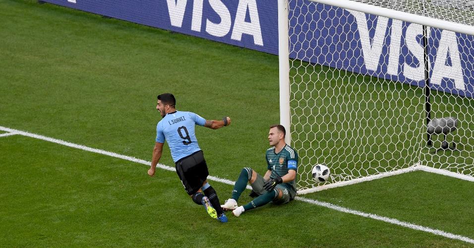 Suárez celebra o segundo gol do Uruguai contra a Rússia