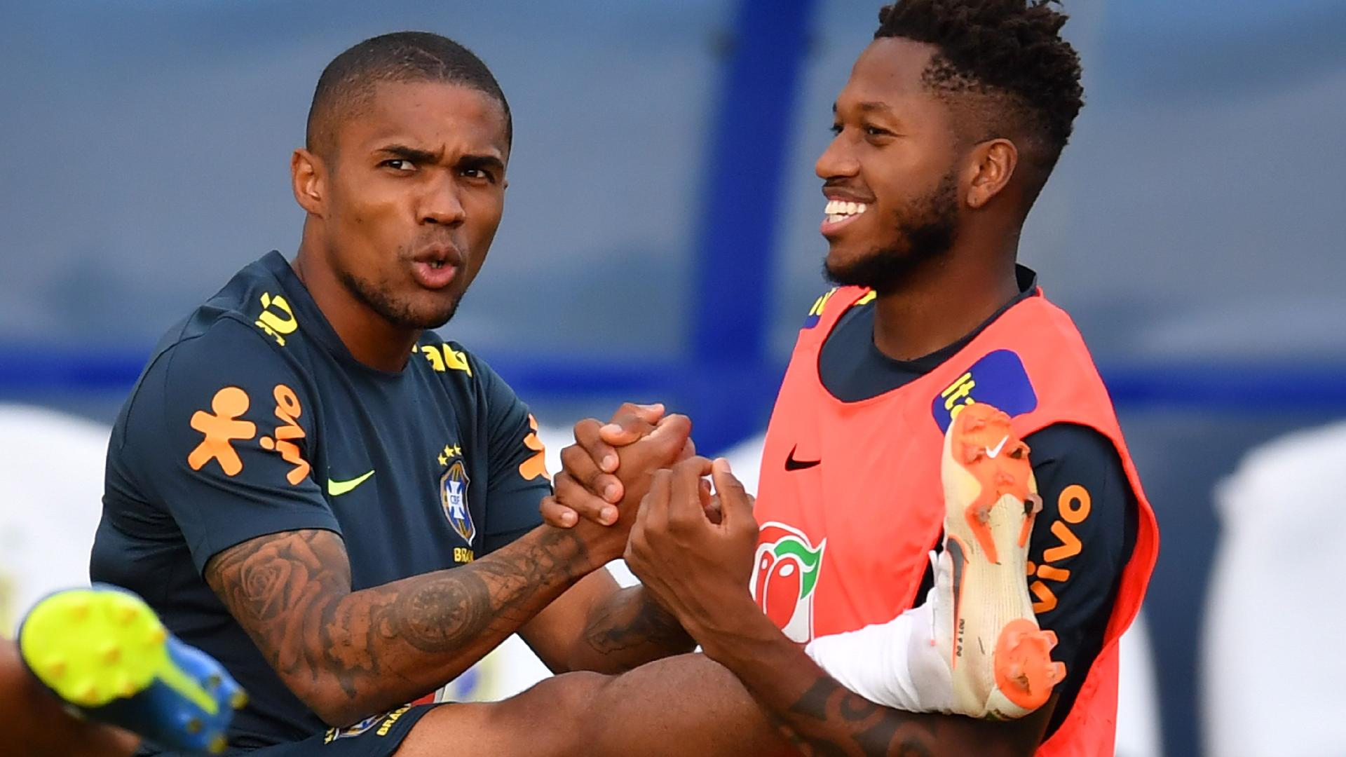 Douglas Costa se aquece junto com Fred durante treino da seleção brasileira