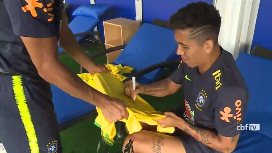 Roberto Firmino autografa camisas durante treino da seleção brasileira - Reprodução