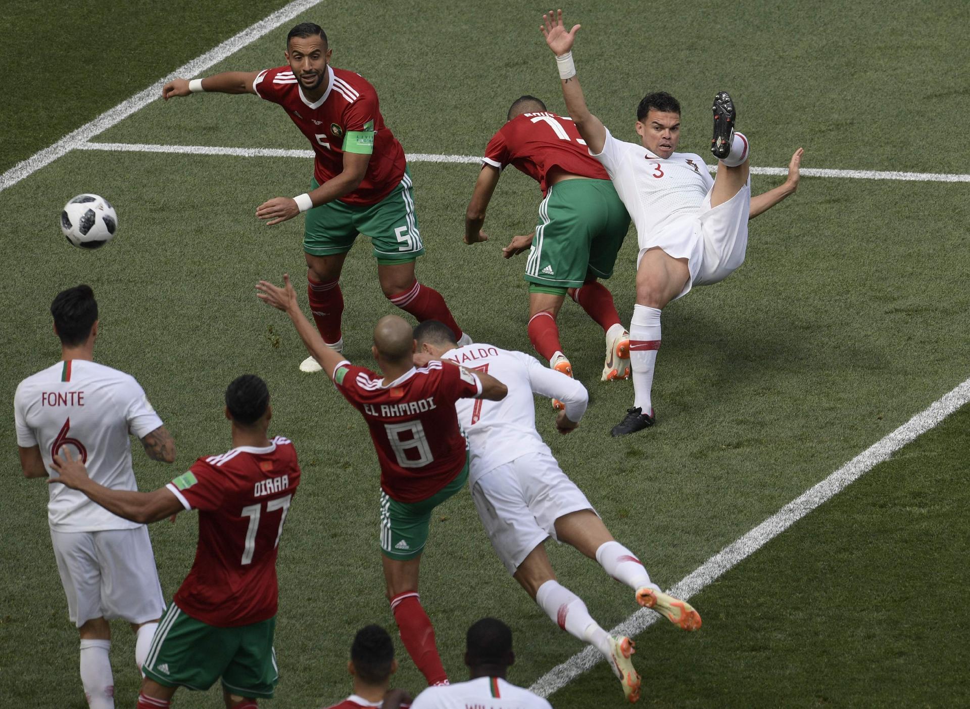 Cristiano Ronaldo cabeceia para marcar primeiro gol de Portugal x Marrocos - Juan Mabromata/AFP