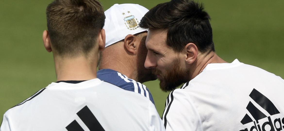 Messi é cumprimentado por Jorge Sampaoli, Camisa 10 fez aniversáro de 31 anos - AFP