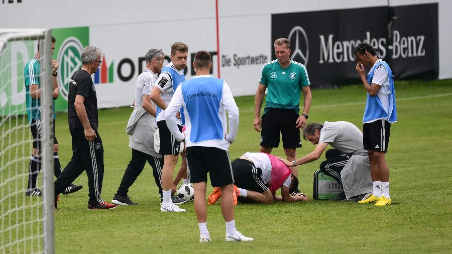Meio-campista do PSG foi atingido por Leroy Sané, mas seguiu em campo - Miguel Medina/AFP Photo