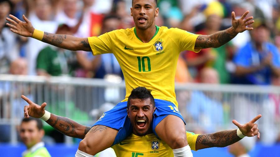 Neymar e Paulinho comemoram o primeiro gol do Brasil sobre o México em Samara - Dan Mullan/Getty Images