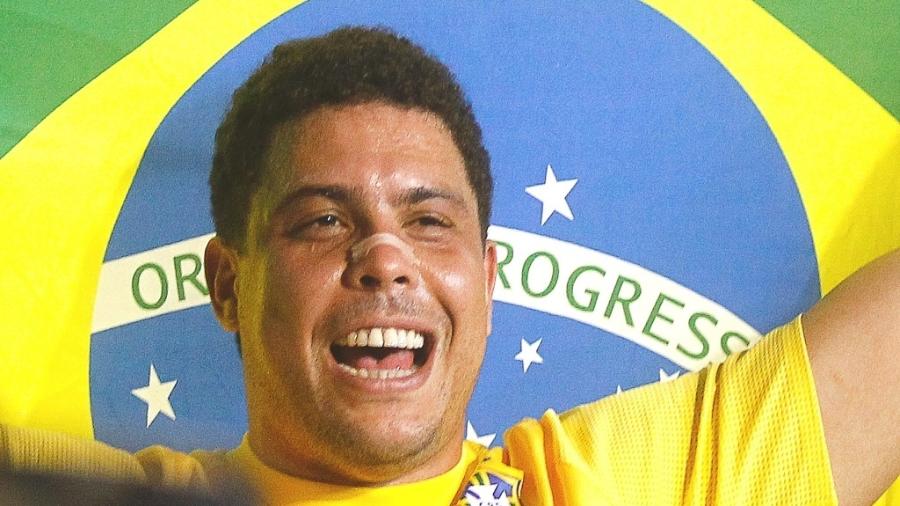 Ronaldo se emociona em sua despedida dos gramados atuando pela seleção brasileira, no Pacaembu - Almeida Rocha/Folhapress