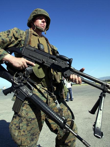 Soldado norte-americano no aeroporto de Port-Au-Prince - AFP PHOTO/YURI CORTEZ
