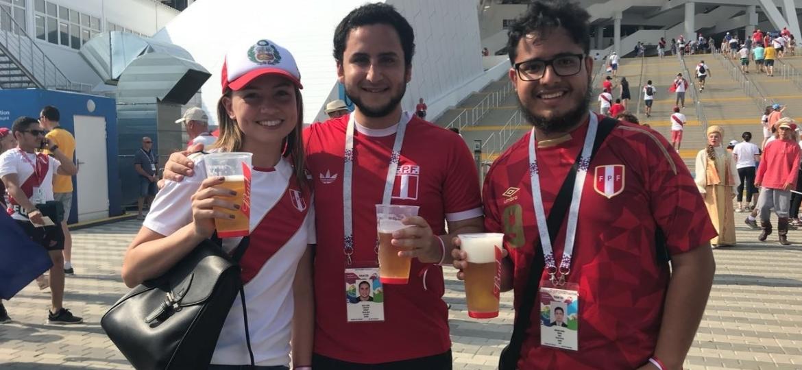 Em Sochi, trio de torcedores peruano festeja o último jogo da seleção na Copa do Mundo com cerveja - Pedro Ivo Almeida/UOL