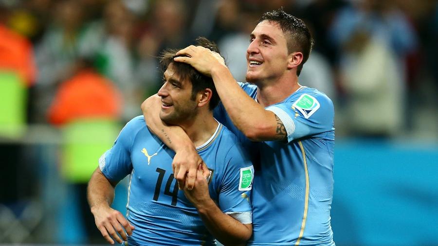 Lodeiro e Cristian Rodríguez comemoram gol do Uruguai - Julian Finney/Getty Images