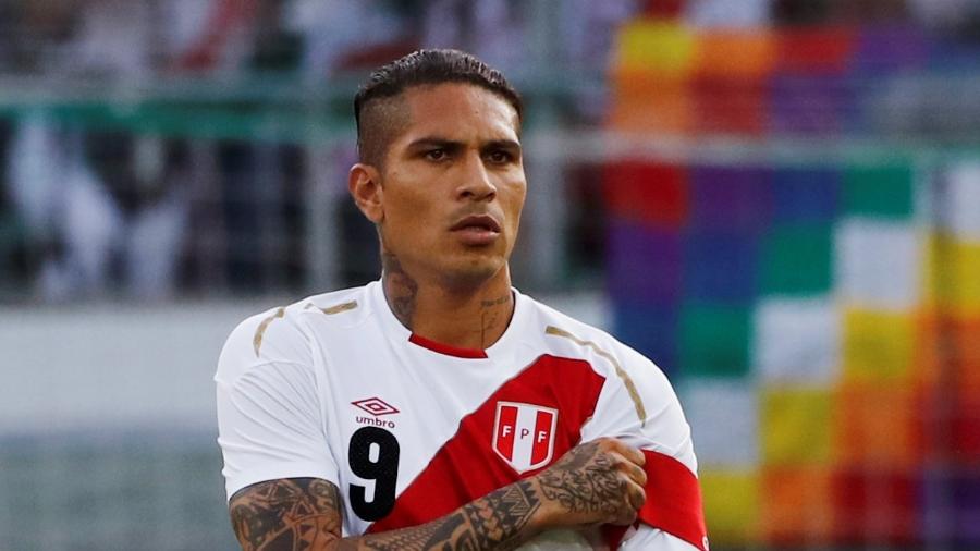 Paolo Guerrero ajeita a faixa de capitão em amistoso do Peru contra a Arábia Saudita - STEFAN WERMUTH/REUTERS