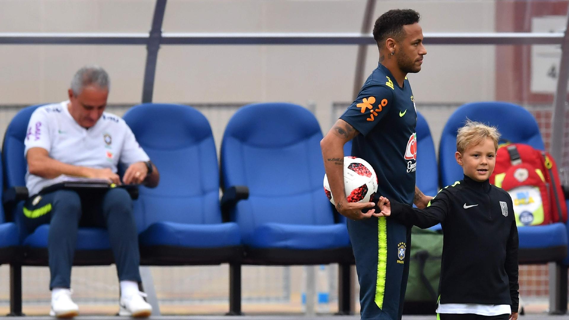 O atacante Neymar com o filho, Davi Lucca, no último treino da seleção brasileira em Sochi