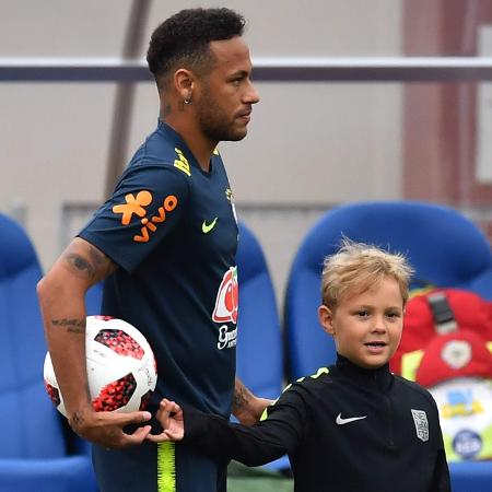 O atacante Neymar com o filho, Davi Lucca, no último treino da seleção brasileira em Sochi - AFP PHOTO / NELSON ALMEIDA