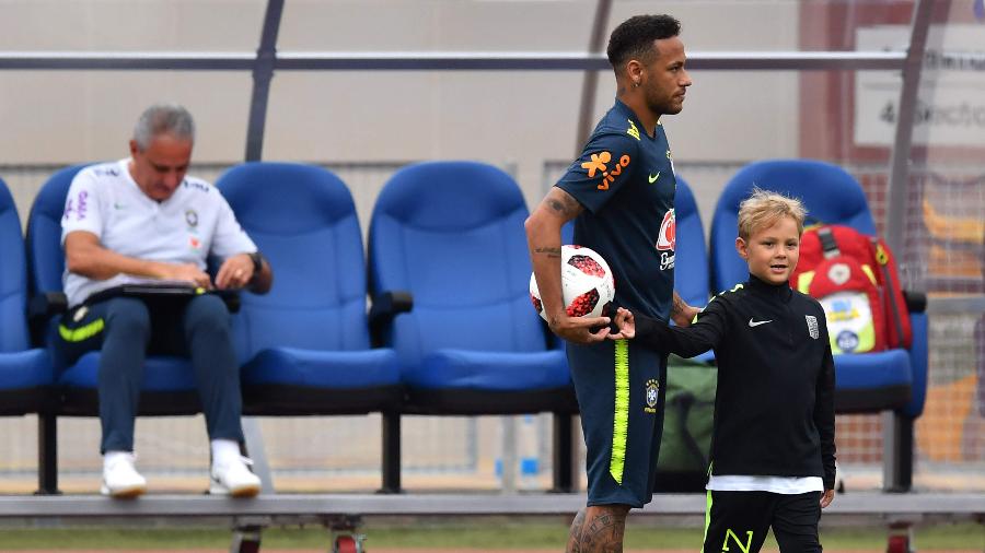 Neymar tem aproveitado os momentos de tranquilidade para ficar com o filho, Davi Lucca - AFP PHOTO / NELSON ALMEIDA