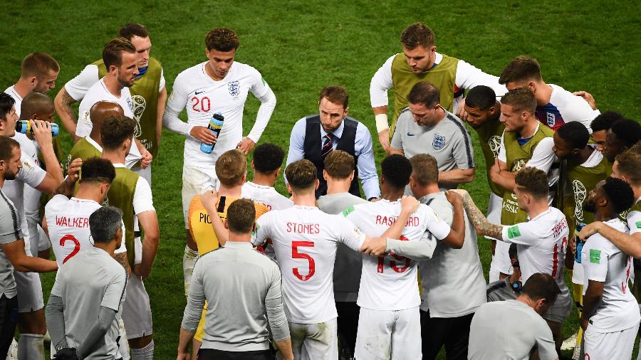 Gareth Southgate conversa com os jogadores da Inglaterra durante semifinal contra a Croácia - AFP PHOTO / Jewel SAMAD