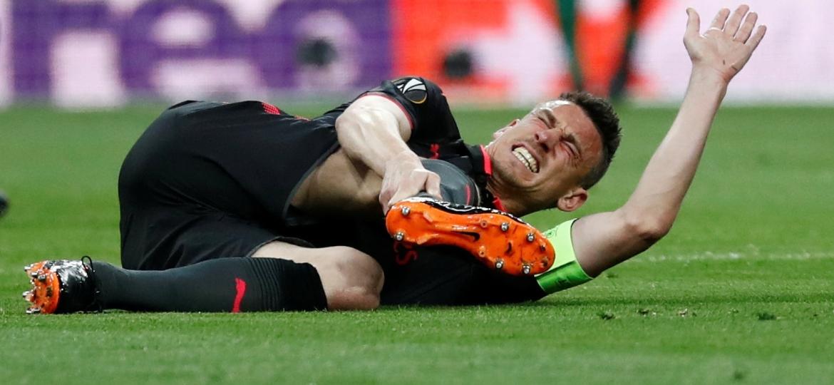 Koscielny não esconde a dor após se lesionar sozinho no duelo contra o Atlético de Madri - Juan Medina/Reuters