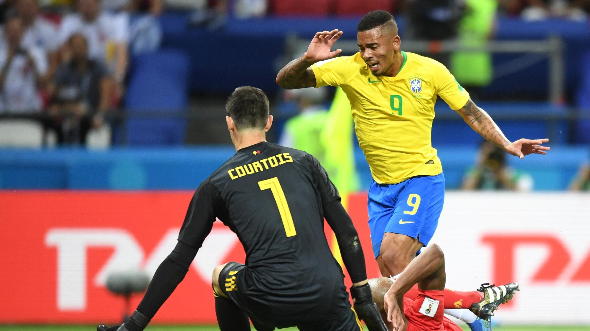 Gabriel Jesus é derrubado por Kompany durante a partida entre Brasil e Bélgica