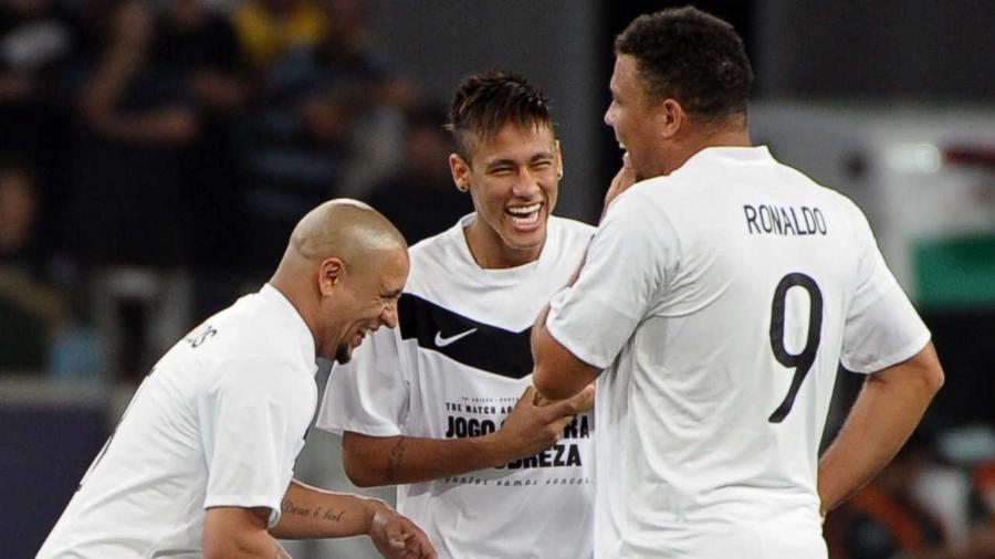 Roberto Carlos, Neymar e Ronaldo conversam antes de jogo beneficente - Yasuyoshi Chiba