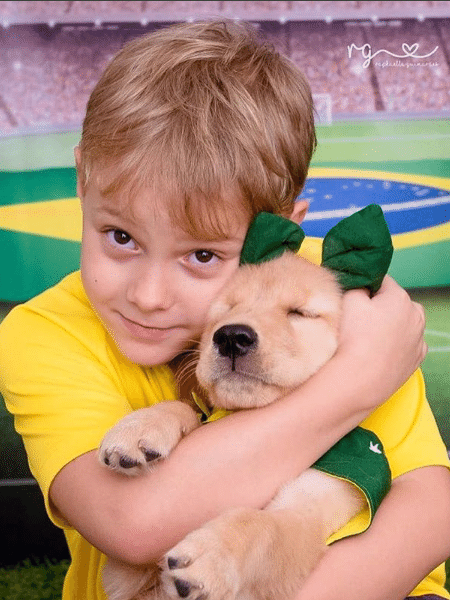 Davi Lucca posa com cachorro e camisa da seleção brasileira - Reprodução