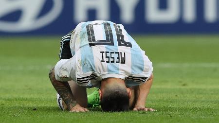 Messi vai ao chão na partida entre Argentina e França em Kazan - C. Cox/Getty Images - C. Cox/Getty Images