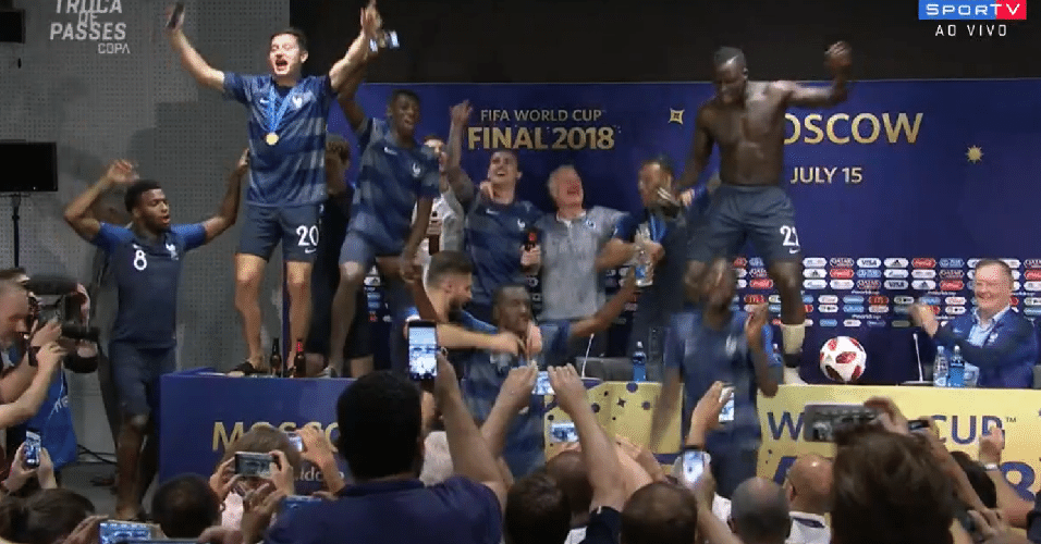 Jogadores franceses invadem sala de imprensa para comemorar título