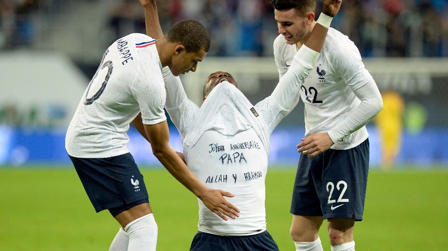 Pogba celebra gol de falta marcado no amistoso contra a Rússia - AFP