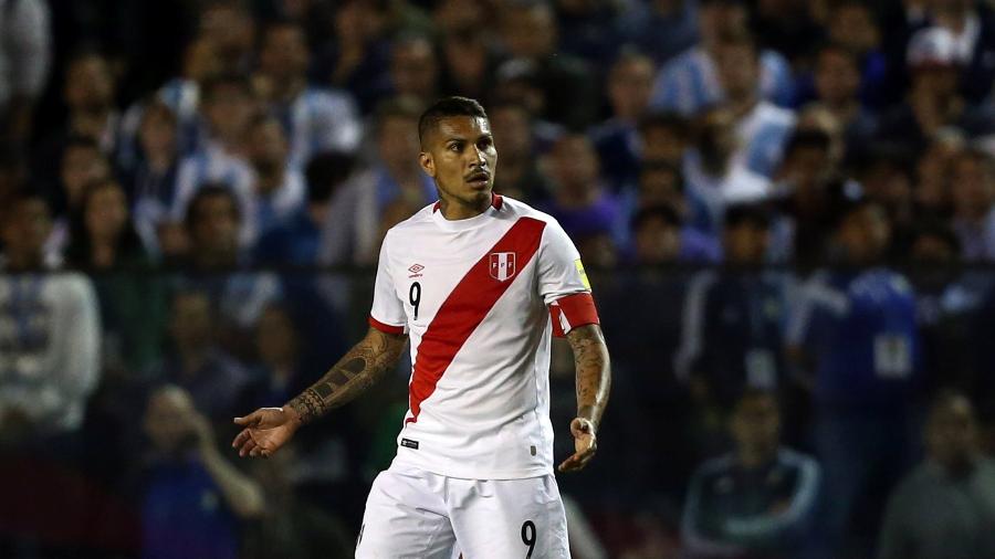 Guerrero durante jogo contra a Argentina em outubro; ausência na repescagem - Marcos Brindicci/Reuters