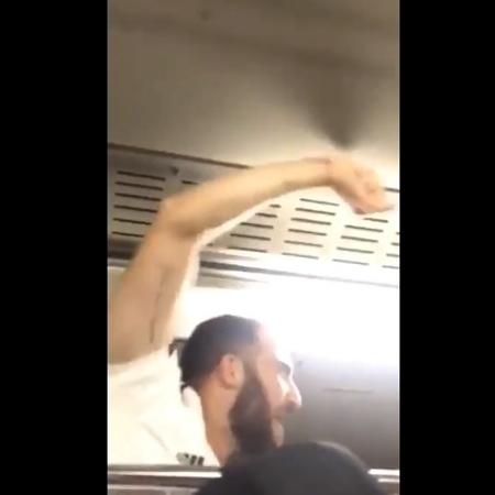 Higuain vibra dentro de ônibus após vitória contra a Nigéria - Reprodução