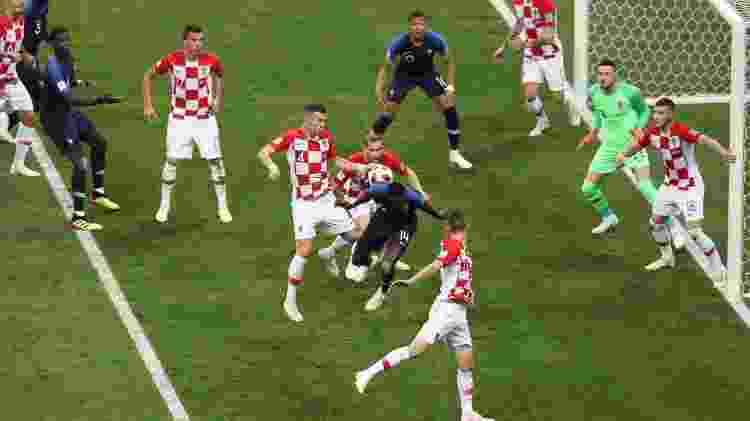 a bola bate na mao do croata perisic e o arbitro marca penalti 1531670814463 v2 750x421 - É BI: Seleção francesa bate Croácia e garante título da Copa de 2018