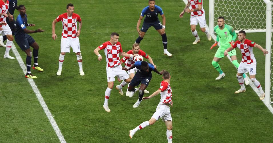A bola bate na mão do croata Perisic e o árbitro marca pênalti