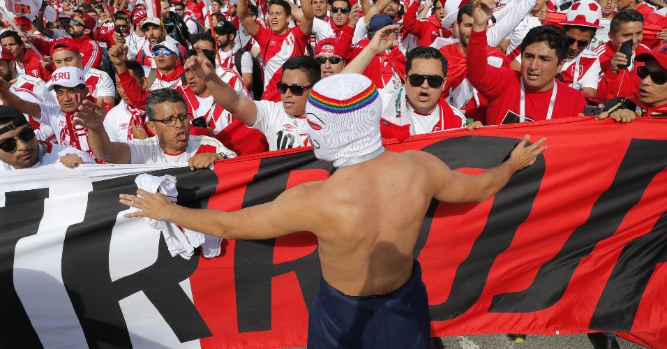 Torcida peruana está presente em grande número em Ekaterimburgo para duelo França x Peru